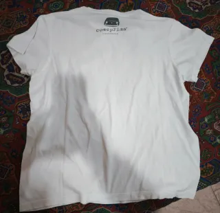 T-shirt bianca con stampa van e chitarra