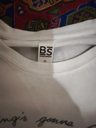 T-shirt bianca con stampa van e chitarra