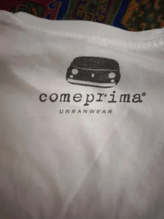 T-shirt bianca con stampa van e chitarra