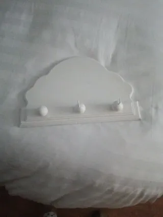 Perchero de madera blanco