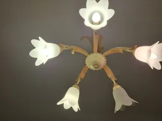 Lampadario beige e bianco in metallo e vetro