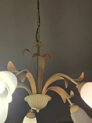 Lampadario beige e bianco in metallo e vetro