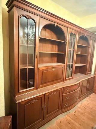 Armario de madera y cristal