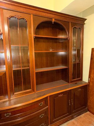 Armario de madera y cristal