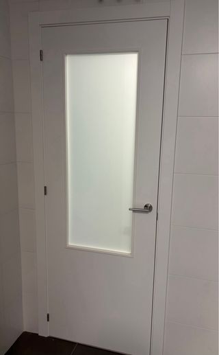 Puerta blanca con cristal