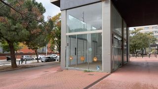 Local comercial en alquiler en Fontsanta - Fatjó en Cornellà de Llobregat