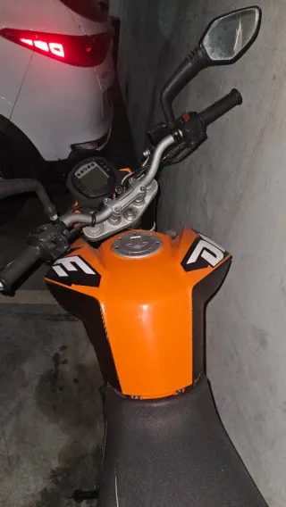 KTM Duke 125 Naranja y Negra
