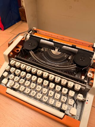 Máquina de escribir naranja
