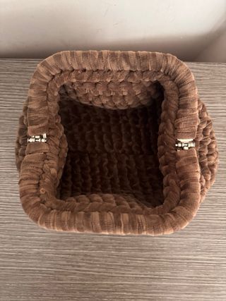 Pochette scamosciata marrone fatta a mano