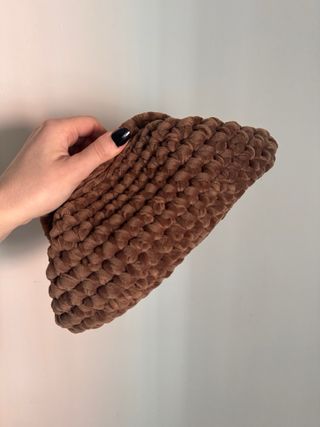 Pochette scamosciata marrone fatta a mano