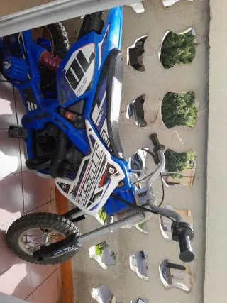 Moto de juguete infantil suficiente
