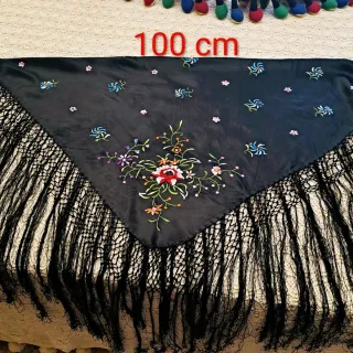 Mantón bordado a mano negro