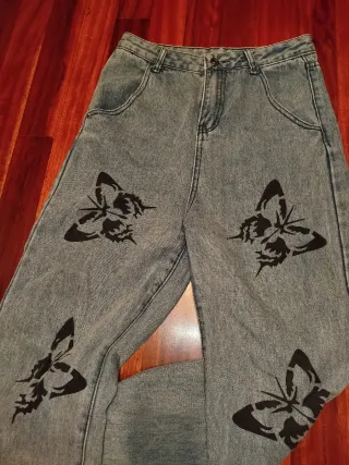 Pantalón vaquero ancho con mariposas