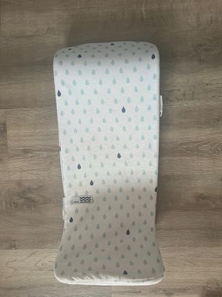 Asiento para bañera de bebé con estampado de gotas