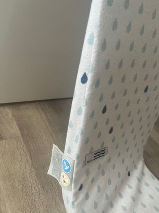 Asiento para bañera de bebé con estampado de gotas