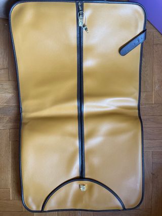 Funda de traje de cuero amarillo y marrón