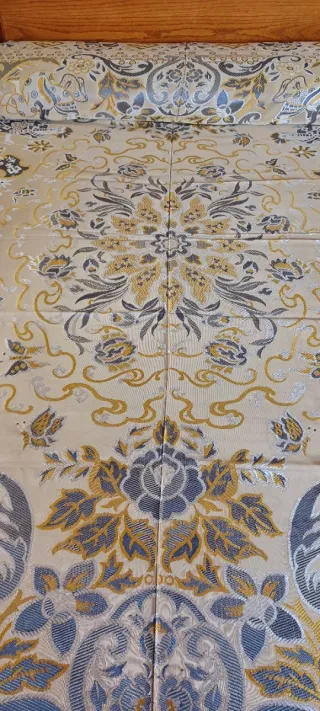 Colcha antigua tela adamascada beige y oro