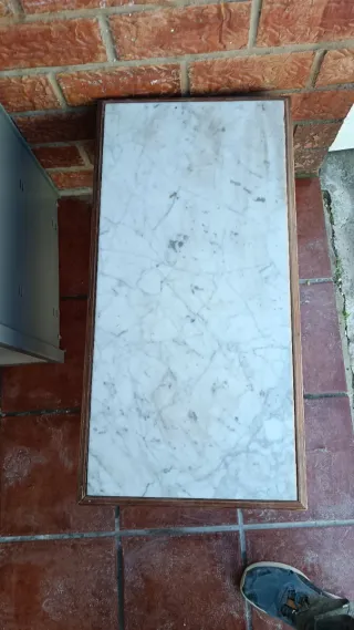 Mesa de madera y mármol