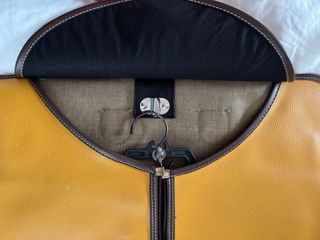 Porta Trajes Amarillo y Marrón