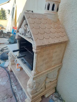 Barbacoa de obra con leones y figuras