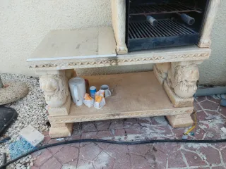Barbacoa de obra con leones y figuras