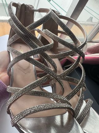 Sandalia tacon brillos aldo plateado