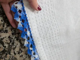 Pano de cozinha favo com flor bordada