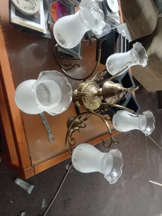 Lámpara antigua de metal y cristal