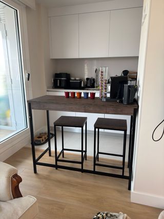 Mesa alta y 2 taburetes