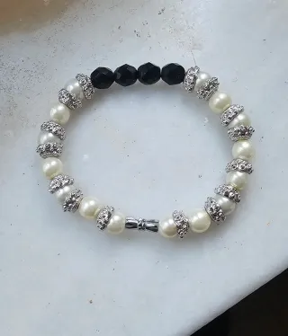 Pulsera perlas y piedras negras