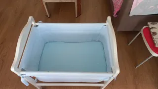 Cuna de madera y tela acolchada celeste