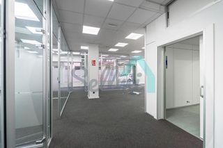 Local comercial en alquiler en Milán - Pumarín - Teatinos en Oviedo