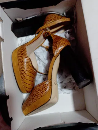 Tacones Zara Piel Cocodrilo Beige/Marrón