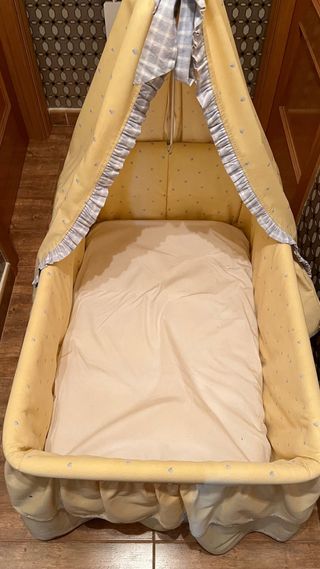 Minicuna con ropa de cama
