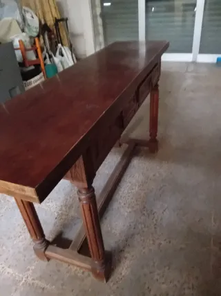 Mesa antigua de madera con cajones
