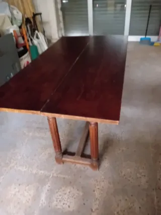 Mesa antigua de madera con cajones