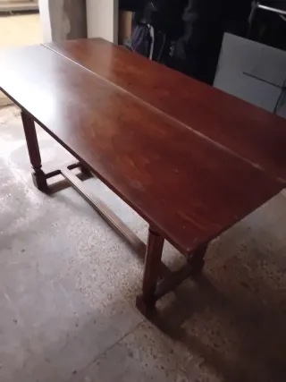 Mesa antigua de madera con cajones