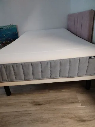 Base tapizada y colchón IKEA gris/blanco 105cm