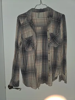 Camisa cuadros Stradivarius gris y rosa