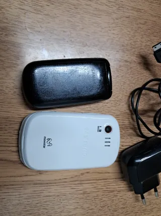 Teléfono Samsung Rojo y Blanco sin batería