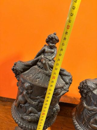 Pareja de copas de bronce