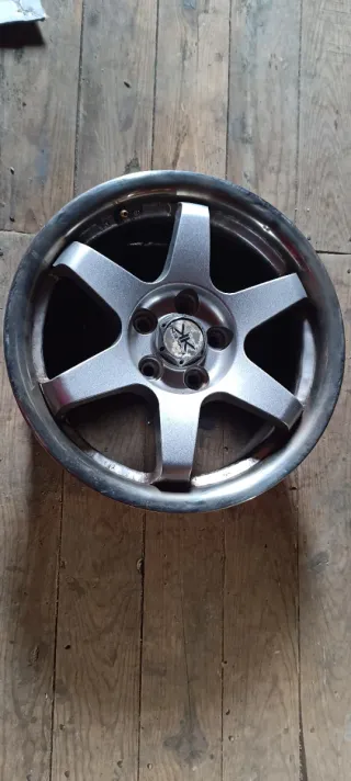 Llanta de aleación 5 radios, se escuchan ofertas