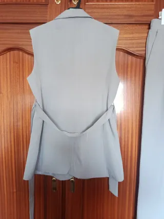 Conjunto chaleco y pantalón beige