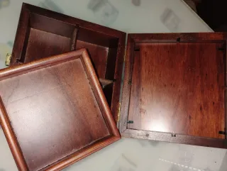 Caja de madera decorada con flores secas