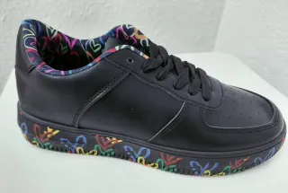 Deportivo Negro con Detalles Multicolor