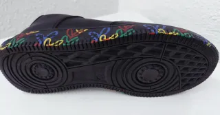 Deportivo Negro con Detalles Multicolor