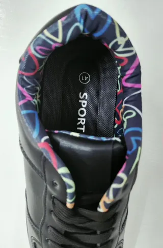 Deportivo Negro con Detalles Multicolor