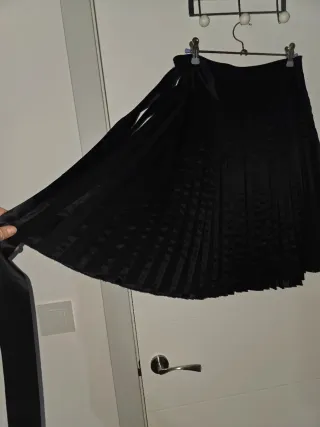 Falda seda negra Massimo Dutti,plisada