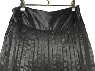 Falda seda negra Massimo Dutti,plisada