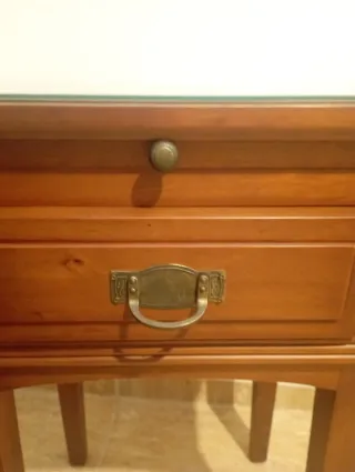 Mesita auxiliar vintage madera y cristal.